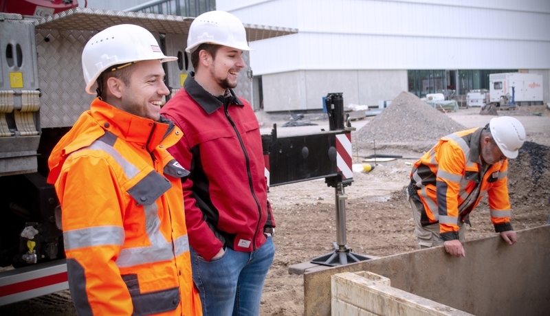 STRABAG Bauleiter Andreas Hellert mit Torben Bleckmann von Betonwerk Bieren