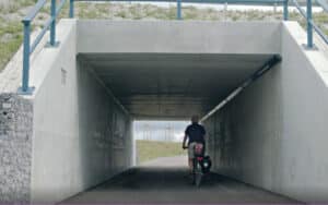 Radwegunterführung mit Fahrradfahrer
