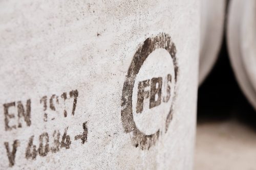 Nahaufnahme des FBS Qualitätssiegels auf einem Betonprodukt in FBS Qualität